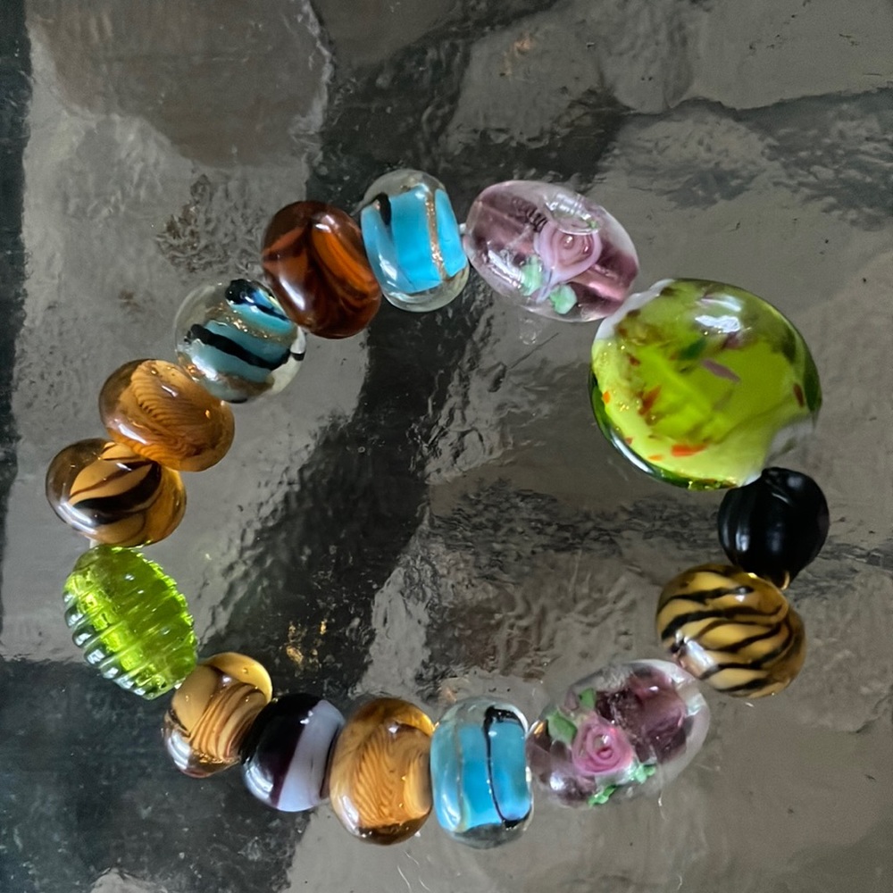 Artisanal glass beads bracelet
